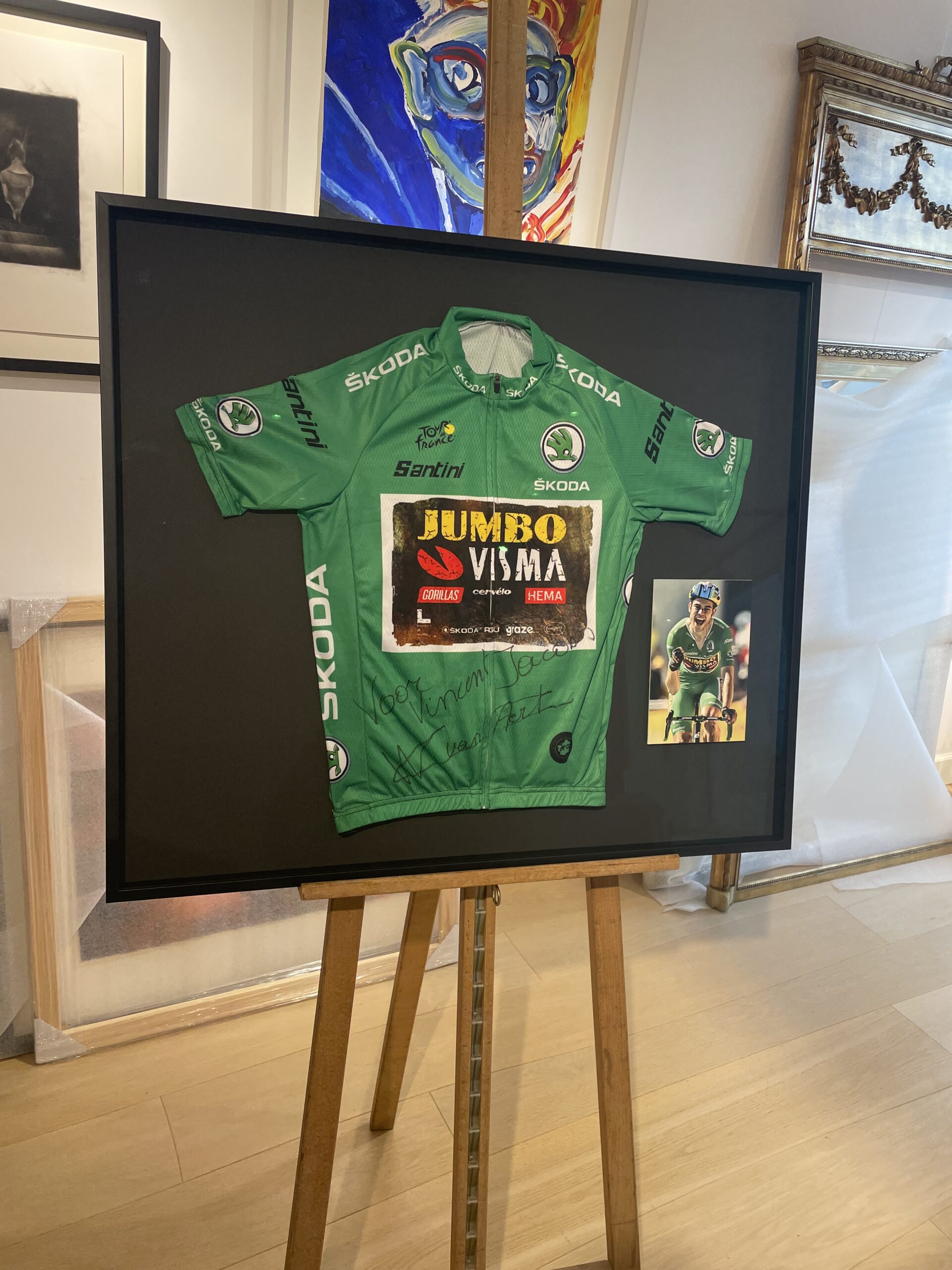 Groen wielrennersshirt met foto op maat ingelijst in een zwart kader door Atelier Vanduca