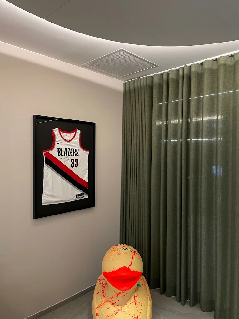 Ingelijst basketbalshirt van de Portland Trail Blazers in een strak zwart maatwerkkader.