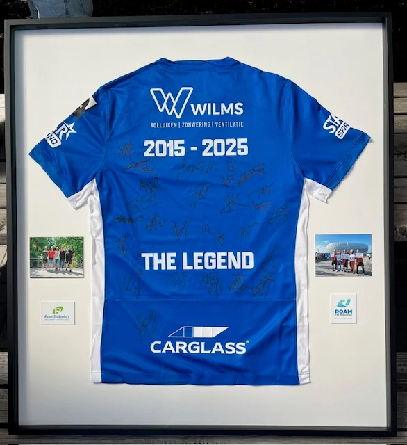 Gepersonaliseerd blauw sportshirt ingelijst als herinnering