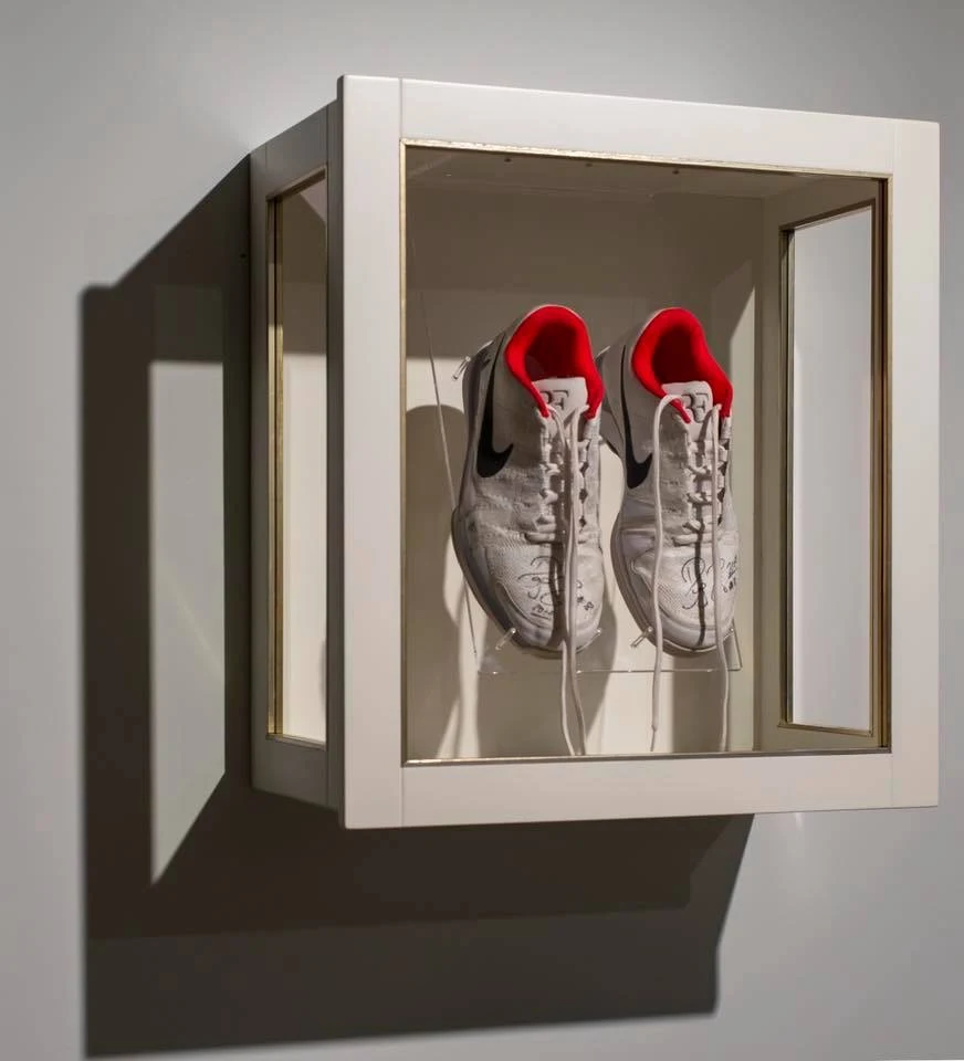 3D-object ingelijst: voetbalschoenen gepresenteerd in een op maat gemaakte shadowbox